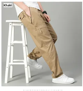 Detail der khaki Cargohose mit seitlichem Reißverschluss und Pattentaschen aus Baumwolle