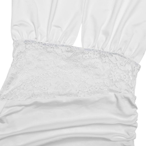 Détail de l'empiècement en dentelle blanche sur la taille d'une robe dos nu