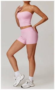 Détail de l'ensemble de yoga rose brossé avec haut bustier et short de sport taille haute
