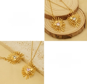 Détail du pendentif cœur rayonné plaqué or 18k avec zircon et chaîne fine en O