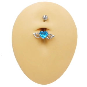 Détail de l'anneau de nombril avec zircon bleu en forme de cœur et ailes argentées