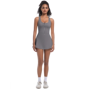 Vue de face robe de tennis grise sans manches avec fermeture éclair avant pratique