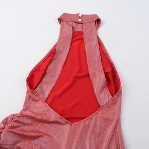 Detail des roten Neckholder-Ausschnitts mit Silberglimmer und zwei weißen Perlenknöpfen