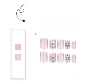 Detailansicht lavendelfarbener French Press-on Nails mit Goldspitzen und 3D-Herz-Strass