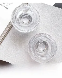 Vue de dessus du bougeoir en verre transparent avec texture dentelée décorative sur fond blanc