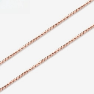 Detail of rose gold 18k box chain with square links showing precise craftsmanship