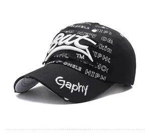 Vue latérale de casquette noire en coton avec broderie blanche et style urbain usé