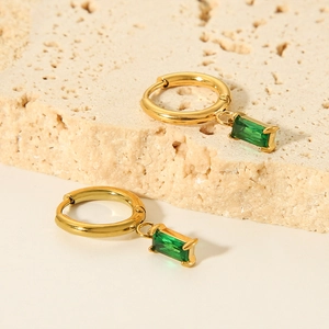 Boucles d'oreilles créoles en acier doré 18K avec pendentifs rectangulaires en zircon vert