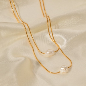 Collana a doppio strato in acciaio dorato 18k con due perle barocche d'acqua dolce