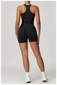 Vue arrière détaillée du haut de sport dos nageur et du short de compression sans couture