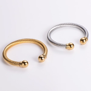 Herren-Armreife mit gedrehtem Metalldraht-Design in Gold und Bicolor auf weißem Grund
