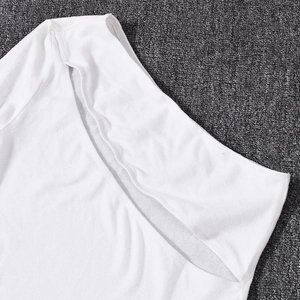Détail d'une robe en tricot blanche avec une épaule asymétrique et une découpe unique