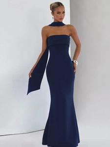 Robe bustier sirène bleu marine élégante avec tour de cou assorti et coupe ajustée raffinée