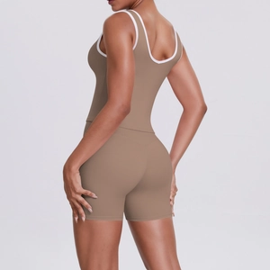 Détail du dos croisé sur un ensemble de yoga marron kaki avec des bordures blanches