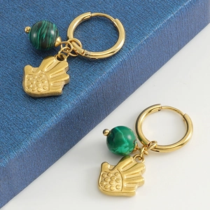 Boucles d'oreilles créoles plaquées or 18 carats avec turquoise verte et charms main