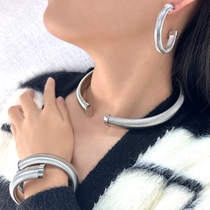 Parure de bijoux à ressort argenté avec collier boucles d'oreilles et bracelet acier