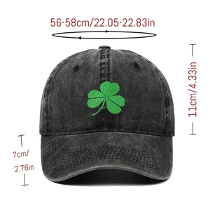 Dunkle gewaschene Baseballkappe aus Denim mit Kleeblatt-Stickerei und Maßen