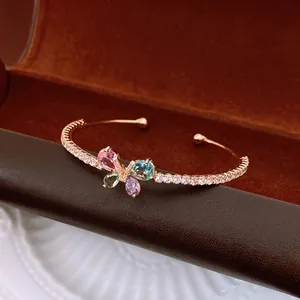 Bracelet papillon doré ajustable avec pierres colorées et pavé de zircons fins