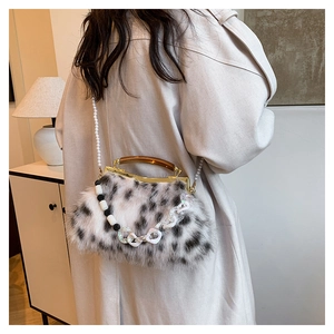 Détails de ce sac de soirée en peluche léopard avec poignée ambre et bandoulière perle