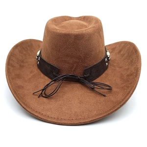 Détail du chapeau de cowboy en daim marron avec broderie étoile blanche et nœud en cuir
