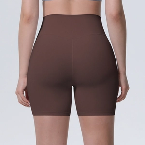 Détail du short de yoga taille haute avec couture en forme de cœur pour un effet galbant
