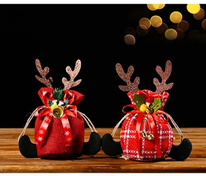 Detailansicht der Rentier-Geschenktüten mit Geweihen, Schleifen und goldenen Glocken