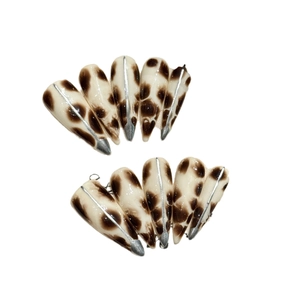 Faux ongles à presser avec motif léopard et lignes argentées forme amande
