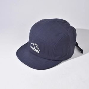 Detail einer dunkelblauen Five-Panel-Cap mit weißem Outdoors-Berge-Stickmotiv