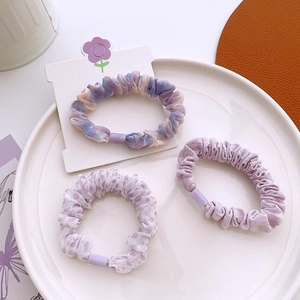 Lot de trois chouchous en tissu violet avec motifs à pois et tie-dye de style doux