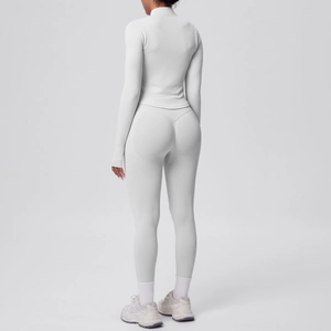 Vista posteriore del set da yoga in maglia elastica con leggings dal design push-up