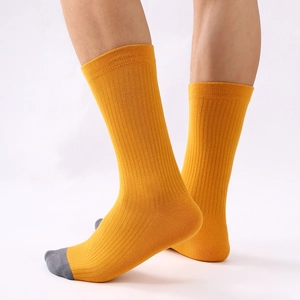 Chaussettes jaunes en coton avec bout gris et maille côtelée pour un look décontracté