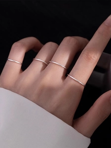 Nahaufnahme minimalistischer dünner Edelstahlringe in Silber an einem Modelfinger