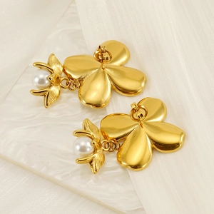 Orecchini a fiore in acciaio placcato oro 18K con eleganti ciondoli di perle bianche