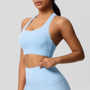 Detail van lichtblauwe sportbeha en legging met hoge taille en een handige zijzak erop