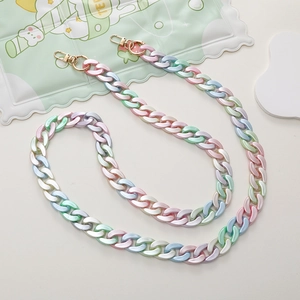 Bunte Acryl-Handykette zum Umhängen mit Pastell-Gliedern und goldenen Metallschnallen