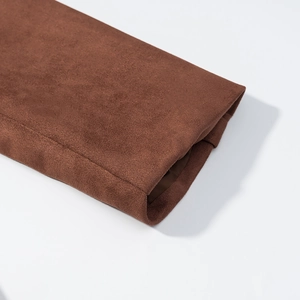 Vue rapprochée de la texture en daim marron et des détails de couture de la manche