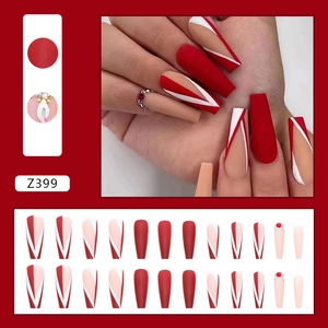 Faux ongles ballerine mats avec motifs en V rouges et blancs et strass de rubis
