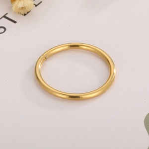 Gros plan d'un grand anneau de jonction doré en acier inoxydable pour bijoux DIY