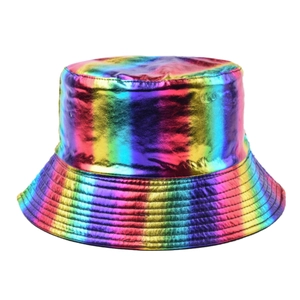 Détail du bob dégradé arc-en-ciel avec finition métallique brillante et bord cousu