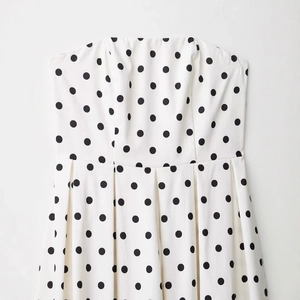 Robe bustier classique à pois blancs et noirs avec une taille plissée élégante