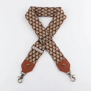Detailansicht des 5cm breiten Jacquard-Gurts mit braunem Leder und Bronze-Beschlägen
