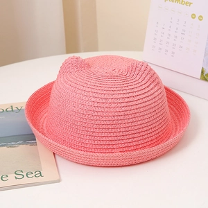 Vue détaillée d'un chapeau de paille rose pour enfants avec oreilles de chat et bord roulé