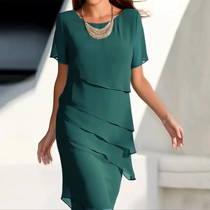 Elegante donkergroene gelaagde chiffon jurk met korte mouwen en een ronde halslijn