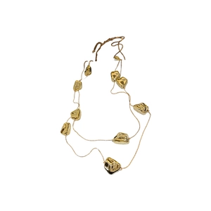 Collana a doppio strato dorata con pendenti geometrici irregolari su sfondo bianco