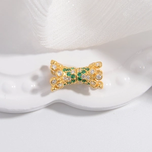 Détail d'un fermoir en argent S925 doré avec zircons verts et blancs pour bijoux DIY