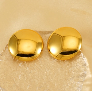 Boucles d'oreilles rondes géométriques plaquées or 18 carats sur fond de soie élégant