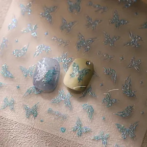 Détail macro des stickers papillon laser M-430 avec gaufrage pailleté sur les ongles