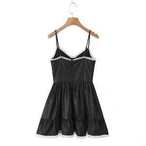 Robe noire chic à bretelles avec volants blancs et texture jacquard pour femmes