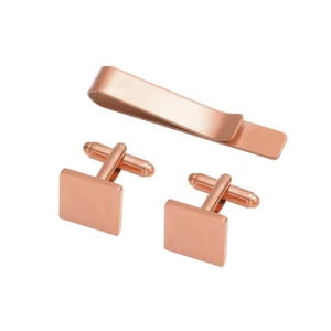 Dettaglio del fermacravatta e gemelli abbinati in metallo lucido color oro rosa