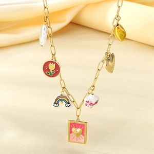 Détail du collier chaîne trombone dorée avec émail tulipe, perle et breloques arc-en-ciel
